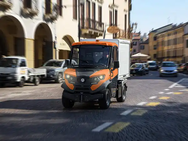 Box chiuso con serrande laterali Box chiuso con serrande laterali