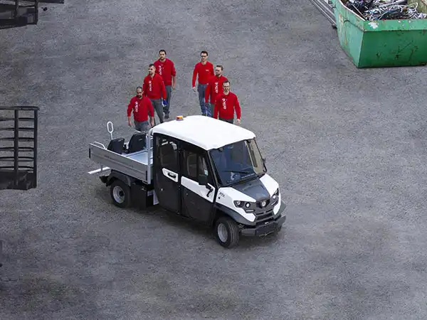 6 posti - Veicolo elettrico doppia cabina con modulo portapersone removibile 6 posti - Veicolo elettrico doppia cabina con modulo portapersone removibile