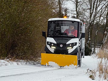 Veicolo elettrico con lama neve