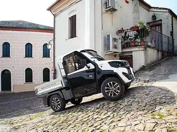 Veicolo 4x4 elettrico in salita