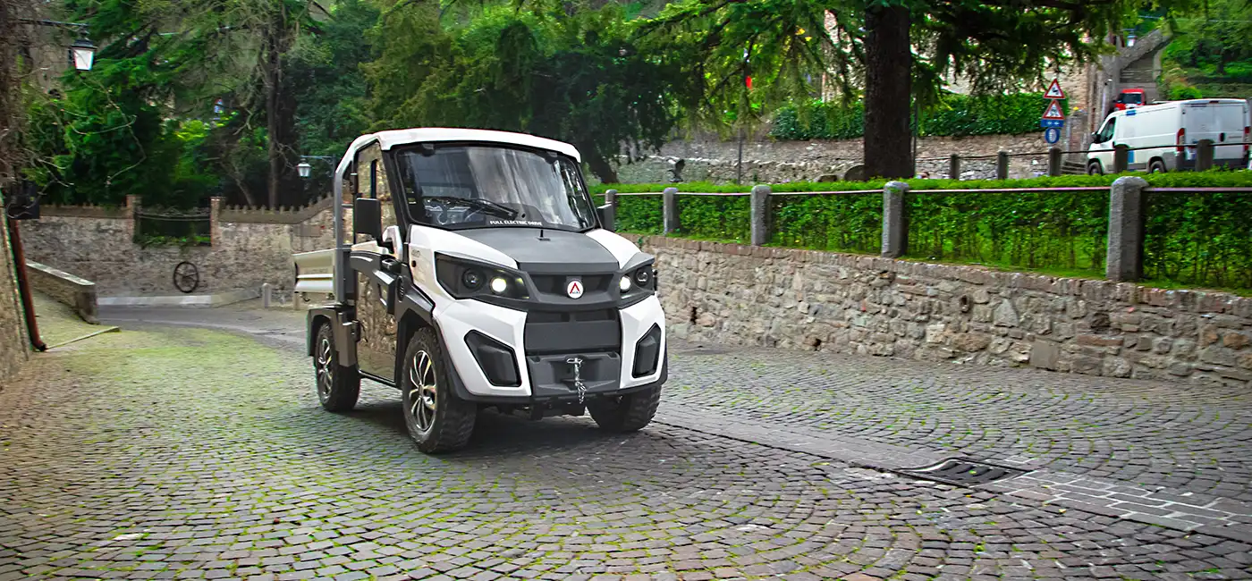 Veicolo fuoristrada elettrico per manutenzione in comune di montagna