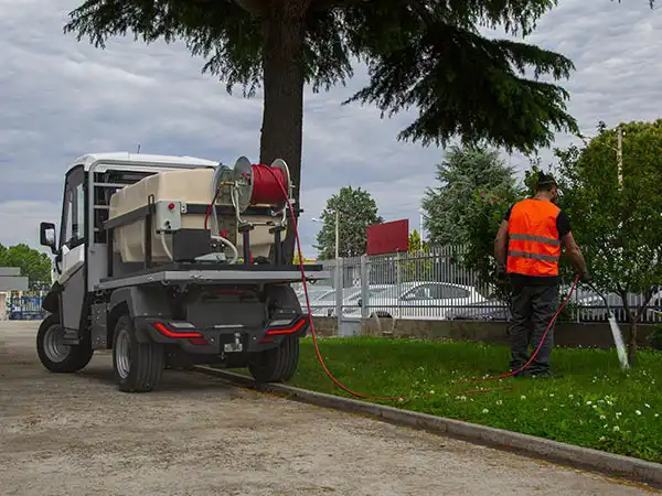 Veicoli elettrici con idropulitrice o irroratore Veicoli elettrici con idropulitrice o irroratore