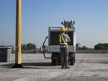 Veicolo da lavoro con portascala
