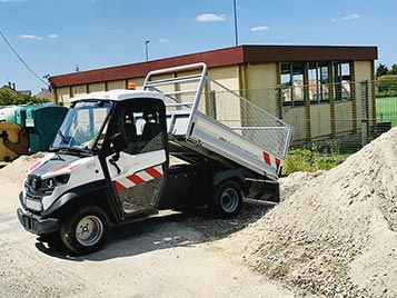 Veicolo elettrico per cantiere stradale