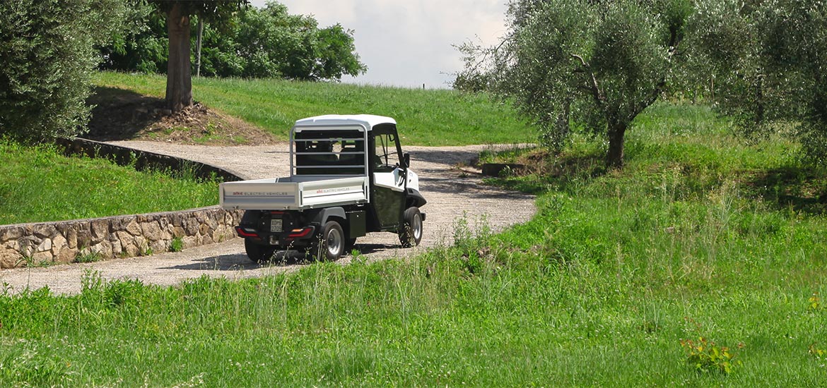 Veicolo elettrico su sterrato in tenuta e parco