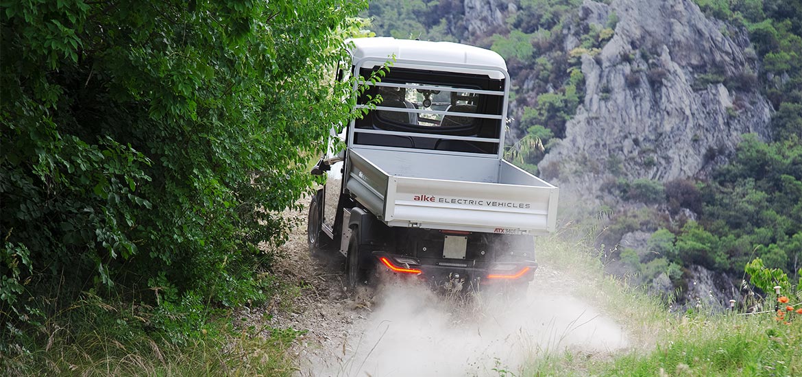 Veicolo elettrico in salita in fuoristrada