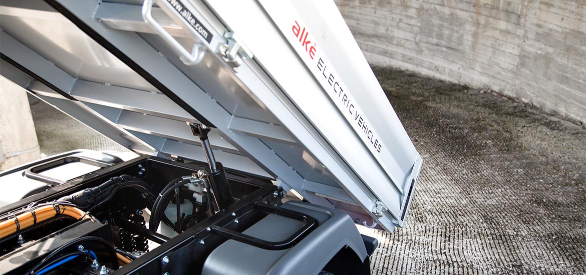 Veicolo elettrico con pianale ribaltabile Veicolo elettrico con pianale ribaltabile
