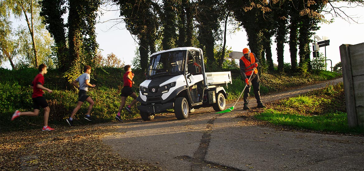 Veicolo ecologico per manutenzione e pulizia strade e piste ciclabili
