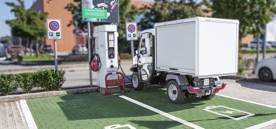 Veicolo elettrico in carica con colonnina