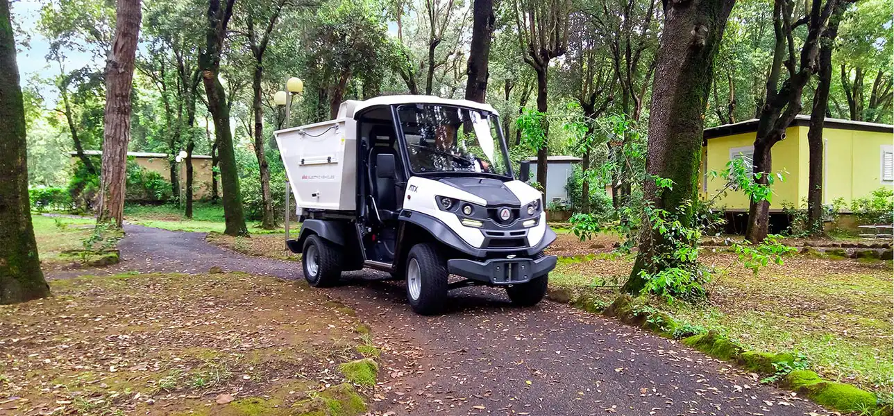 Veicolo per raccolta rifiuti in parco zoologico