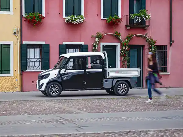 Veicoli elettrici ATX4 doppia cabina - Veicoli 4 posti per trasporto persone e materiale Veicoli elettrici ATX4 doppia cabina - Veicoli 4 posti per trasporto persone e materiale