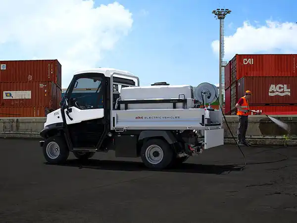Veicolo elettrico con idropulitrice