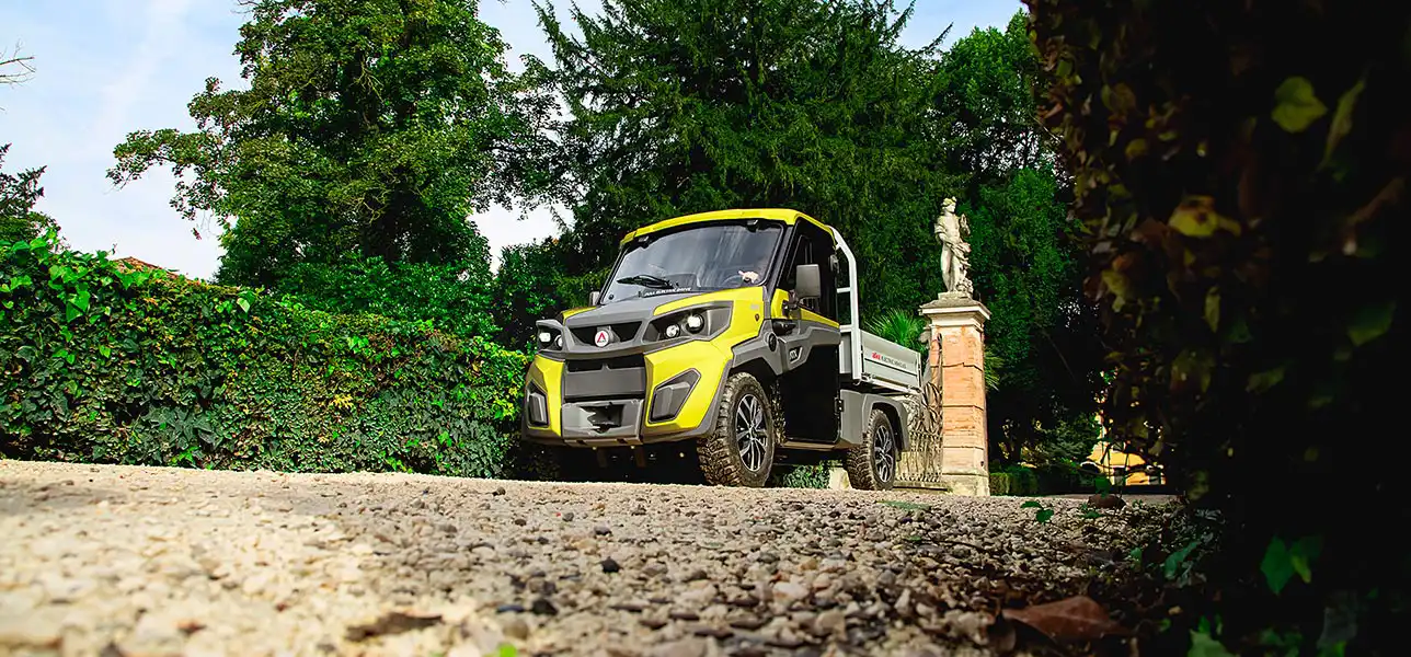 Veicolo elettrico commerciale con cassone