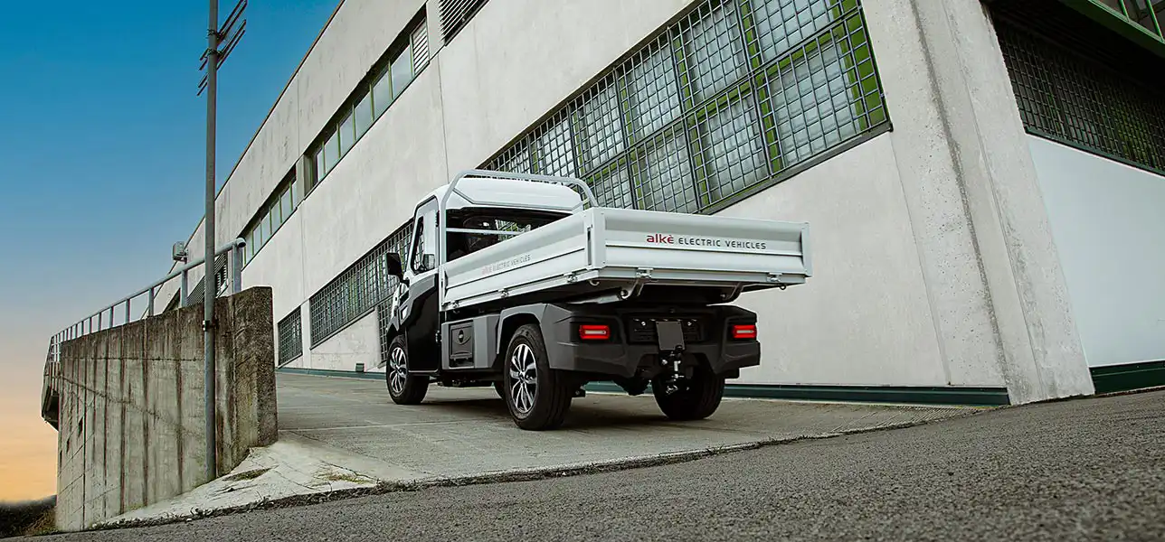 Veicolo elettrico con pianale di carico e cassone