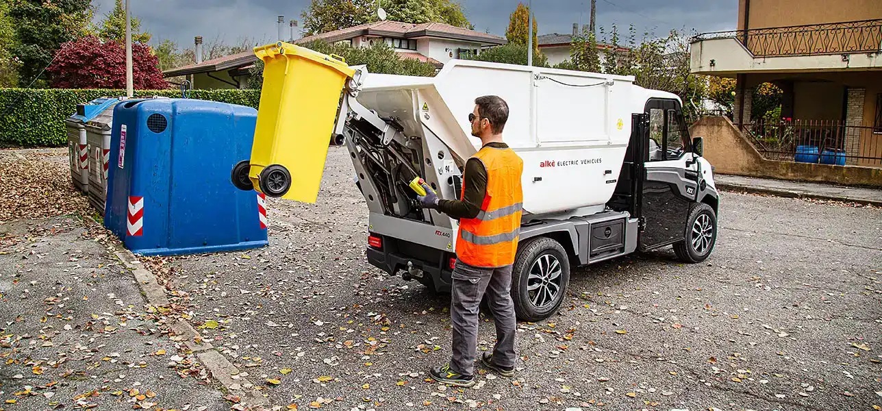 Veicolo raccolta rifiuti con voltabidoni