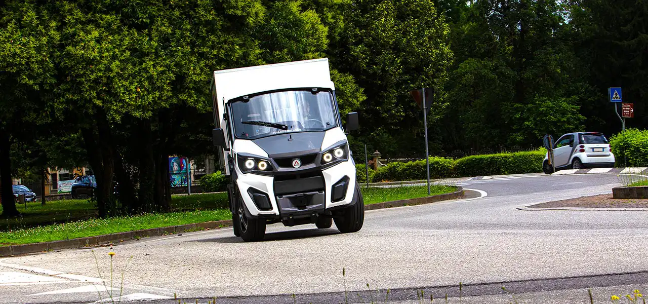 Veicolo elettrico con box con serrande laterali Alkè ATX4