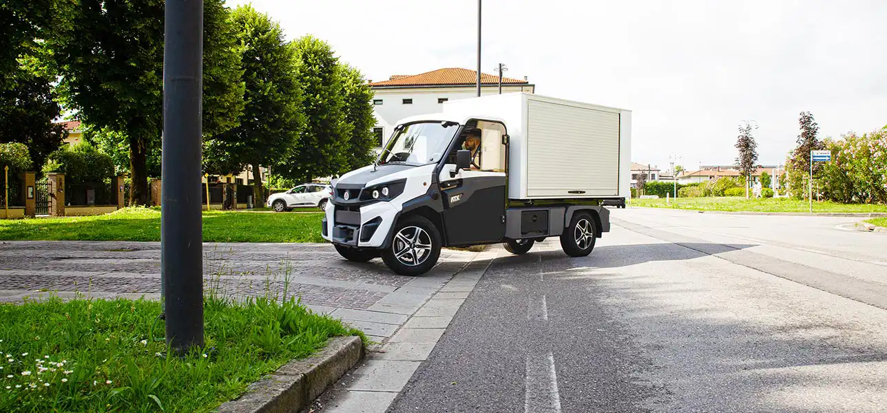 Veicolo elettrico con cassone chiuso